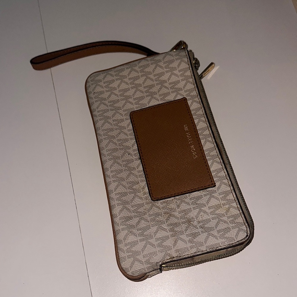 Michael kors wristlet